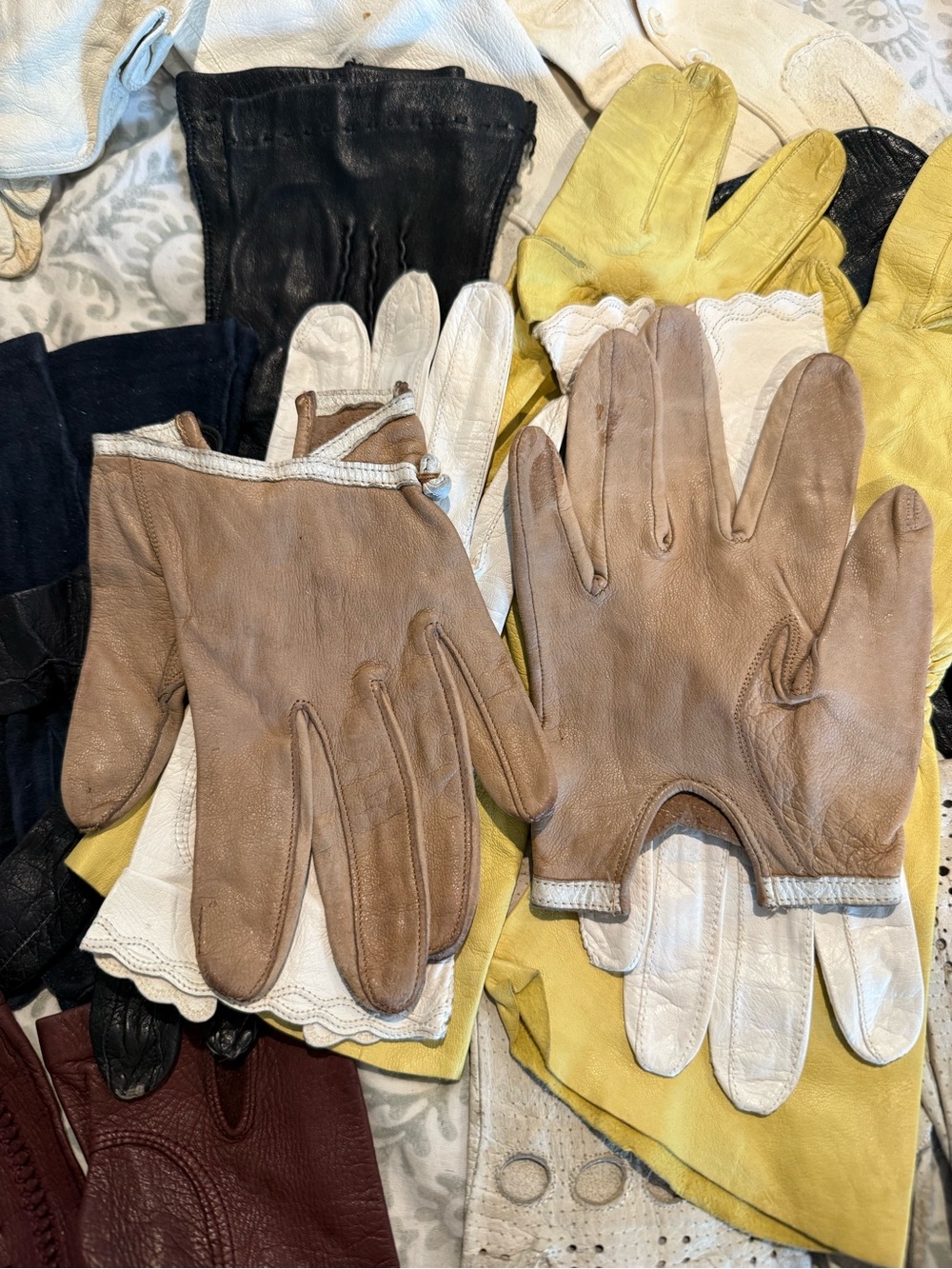 Lot of 17 Antique and vintage Leather long and short gloves - Picture 6 of 10